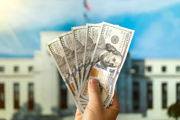 Δολάρια Στο Χέρι Ενός Ανθρώπου Στο Παρασκήνιο Federal Reserve Building — Φωτογραφία Αρχείου