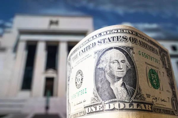 Δολάρια Στο Παρασκήνιο Federal Reserve Building Στην Ουάσιγκτον Ηνωμένες Πολιτείες — Φωτογραφία Αρχείου