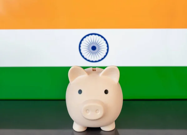 Sparschwein Münzen Und Pfeil Gegen Indische Flagge Konzept Der Finanzkrise — Stockfoto