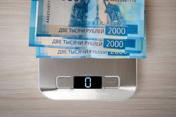Banknoty Dolarowe Wadze Elektronicznej Symbol Redukcji Kosztów Inflacji Amortyzacji Pieniędzy — Zdjęcie stockowe