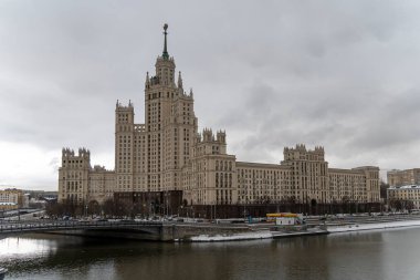 Kotelnicheskaya Embankment 'taki konut binası, Stalin' in kışın Moskova 'da Moskova Nehri ile Yauza' nın birleştiği yere yakın olan yedi yüksek binadan biridir.