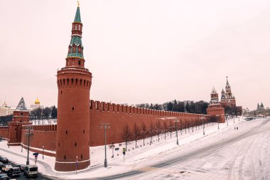 Moskova Kremlin, Kızıl Meydan 'da kışın gece. Kremlin 'in güzel kulelerinin aydınlanması.