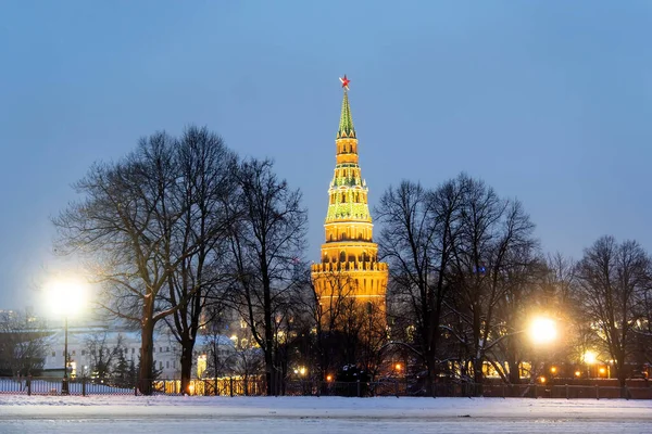 Moskova Kremlin 'in içine kış gecesi bakın. Kremlin Kuleleri