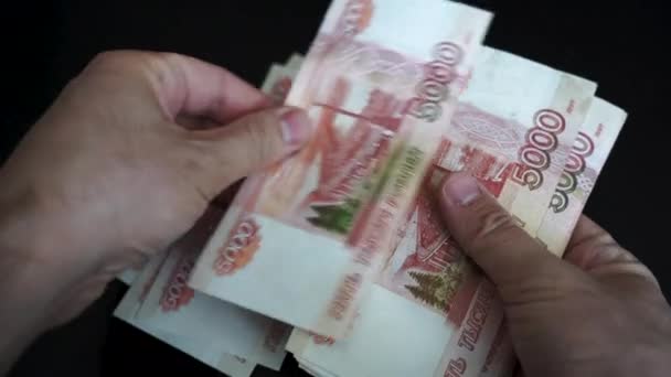 Muž Ruce Drží Balíček Ruských Rublu Bankovky List Přes Ukazuje — Stock video