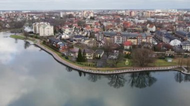 Göl kenarındaki evler, insansız hava aracı manzarası. Yükseklerden Kaliningrad