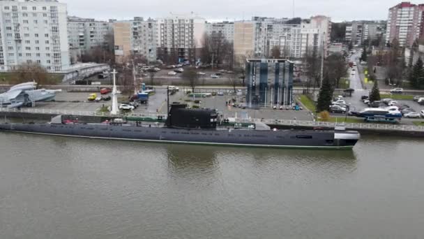 俄罗斯加里宁格勒港普里戈里亚河上的一艘黑色潜水艇 — 图库视频影像