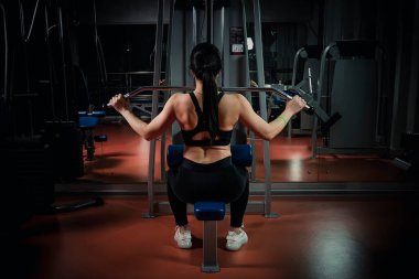 Klasik vücut geliştirme. Kaslı sarışın fitness kadın spor yapıyor. Fitness - sağlıklı yaşam kavramı. Fitness jimnastik salonu kadın. CrossFit kadın. Spor salonunda vücut geliştirmeci kadın