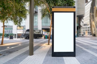 Şehrin arka planındaki dikey sokak afişlerinin boş maketi. Şehrin arka planında elektronik, boş bir skorbord var. Boşluğu kopyala
