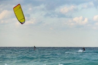 Varadero, Küba. 29 Kasım 2019: Güzel bulutların ardında mavi denizde sörf yapmak