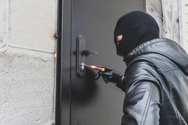 Ladrón Irrumpiendo Casa Ladrón Abre Cerradura Puerta Hierro Una Casa — Foto de Stock