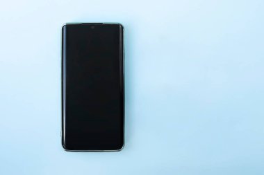 Mavi ve sarı arka planda akıllı telefon üst görünümü. Akıllı telefondan iletişim. Telefonla konuşuyorum. Yazışmalar, haberciler. Boşluğu Kopyala