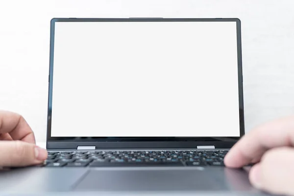 Imagem Jovem Trabalhando Frente Laptop Olhando Para Tela Com Uma — Fotografia de Stock