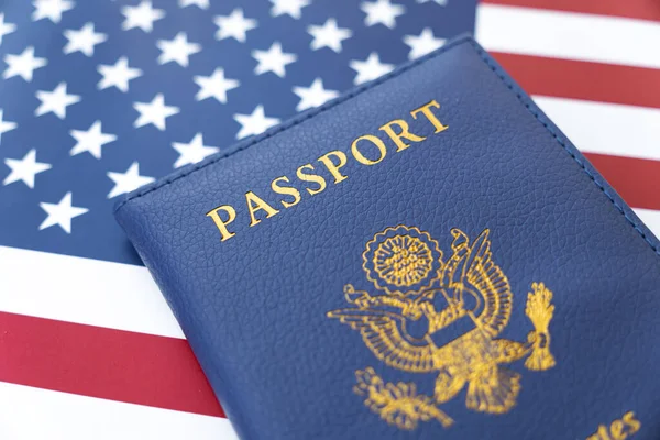 New Blue Passaporte Dos Estados Unidos América Sobre Fundo Bandeira — Fotografia de Stock