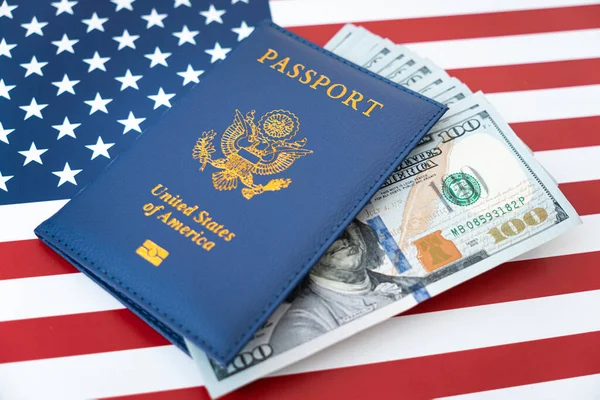 Passeport Américain Dollars Sur Fond Drapeau Achat Citoyenneté Concept Travail — Photo