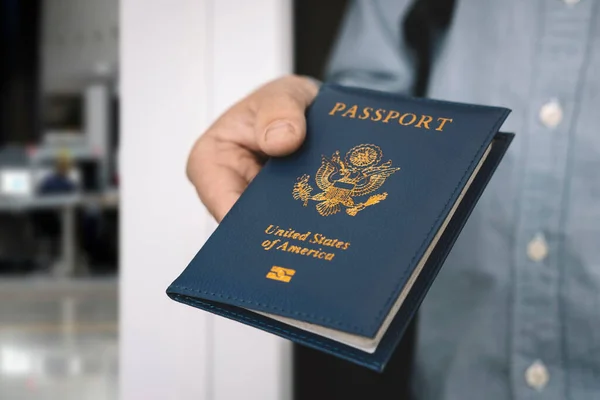 Рука Тримає Паспорт Фоном Боке Жаром Концепцією Подорожей Перевірка Паспортів — стокове фото