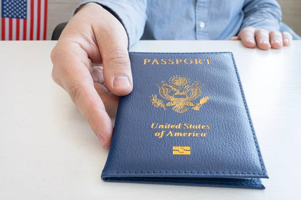 一个人的手给了他一本美国护照 移民局 证件核查 — 图库照片