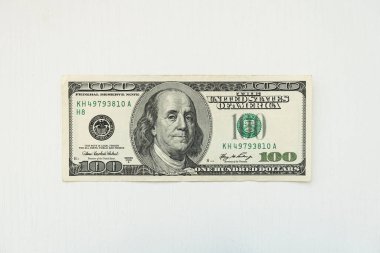 Beyaz arka planda 100 dolarlık banknot. Amerikan 100 dolarlık banknotun eski tasarımı.