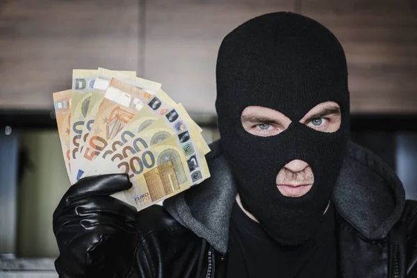 Ladrón Masculino Con Pasamontañas Cabeza Sosteniendo Puñado Billetes Euro Frente — Foto de Stock