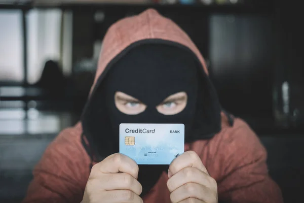 Опытный Преступник Масках Использующий Украденную Кредитку Купить Вещи Интернете Вор — стоковое фото