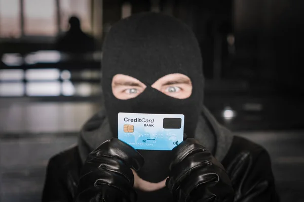 Delincuente Enmascarado Calificado Usando Una Tarjeta Crédito Robada Para Comprar — Foto de Stock