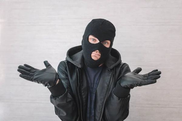 Ung Stilig Man Bär Inbrottstjuv Mask Aningslös Och Förvirrad Med — Stockfoto
