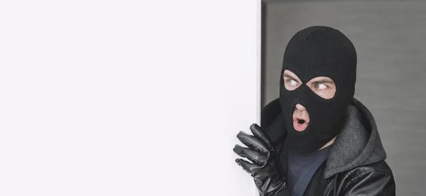 Ladro Malvagio Maschera Affaccia Dietro Una Lavagna Bianca Spazio Testo — Foto Stock