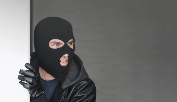 Ladrón Malvado Con Una Máscara Mira Desde Detrás Una Pizarra —  Fotos de Stock