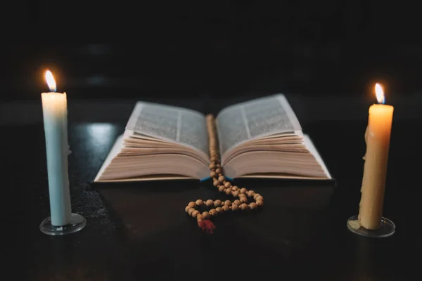 Βίβλος Και Τρία Αναμμένα Κεριά Ένα Μαύρο Τραπέζι Χριστιανικό Κήρυγμα — Φωτογραφία Αρχείου