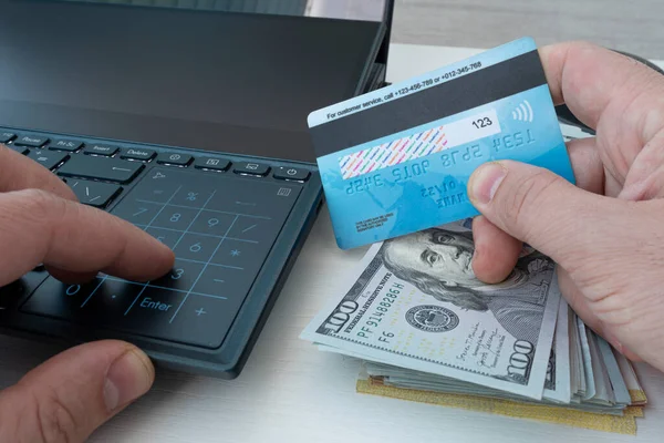 Man Som Håller Kreditkort Handen Och Ange Säkerhetskod Med Hjälp — Stockfoto