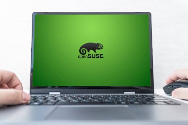 Özgür ve Açık Kaynak Yazılım kullanımını teşvik eden dünya çapında bir çaba olan OpenSUSE Projesi 'nin logosunu gösteren dizüstü bilgisayar. Barnaul. Rusya 28 Mart 2023.