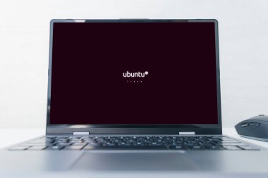Barnaul. Rusya 28 Mart 2023. Bir dizüstü bilgisayarda Ubuntu logosu görüntülendi