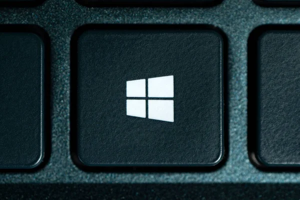 黒いノートパソコンのキーボードボタンの上の表示窓のロゴ バーナール ロシア2023年3月28日 — ストック写真