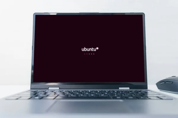Barnaul Ryssland Mars 2023 Ubuntu Logotyp Visas Bärbar Dator — Stockfoto
