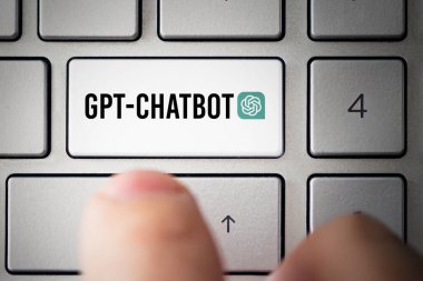 Klavye tuşunda GPT Chatbot var. Yapay Zeka ya da Yapay Zeka ile sohbet et. Açık Yapay Zeka tarafından geliştirilen sohbet robotu. Yeni bir sinir ağı. Barnaul. Rusya 28 Mart 2023