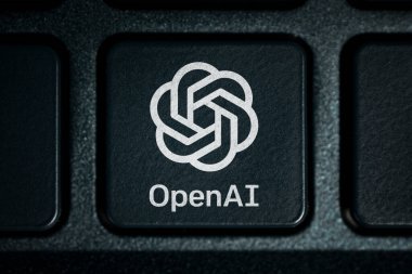 Open AI - Amerikan şirketi makine öğrenme teknolojilerinin geliştirilmesi ve ruhsatlandırılmasında görev aldı. Siyah bir klavyede logo OpenAI. Barnaul. Rusya 28 Mart 2023