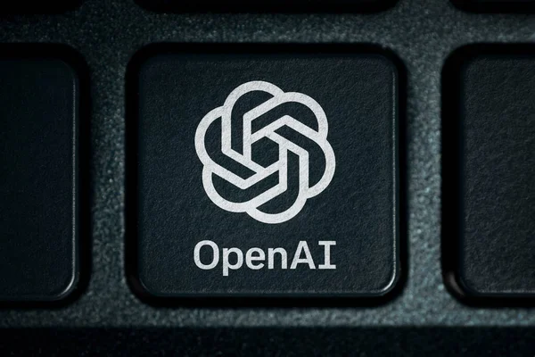 Open AI - Amerikan şirketi makine öğrenme teknolojilerinin geliştirilmesi ve ruhsatlandırılmasında görev aldı. Siyah bir klavyede logo OpenAI. Barnaul. Rusya 28 Mart 2023