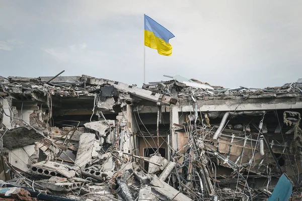 Разрушенное Здание Вид Руины Обломки Здания Украинский Флаг — стоковое фото