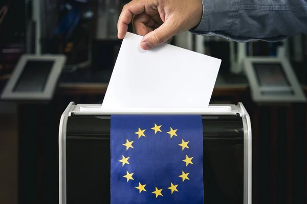Hombre Poniendo Papeleta Una Caja Durante Las Elecciones Europa Copiar — Foto de Stock
