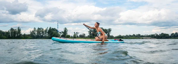 Mulher Caucasiana Está Montando Sup Bordo Rio Cidade Desporto Verão — Fotografia de Stock