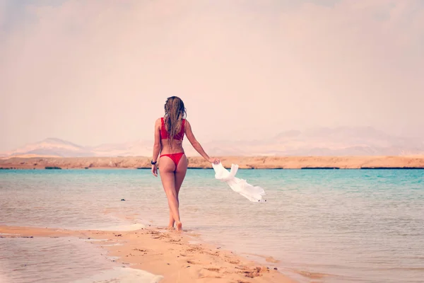 Bella Sexy Surfista Giovane Donna Che Cammina Sulla Spiaggia — Foto Stock