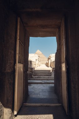 Sfenks Tapınağı 'na geçiş. Giza Platosu 'ndaki antik Mısır harabeleri. Kahire Mısır.