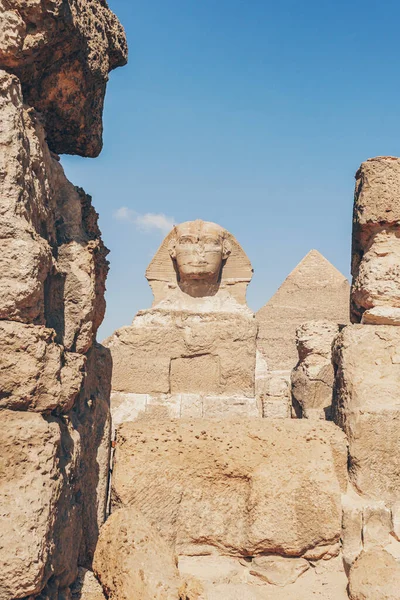 Detailní Záběr Tvář Velké Sfingy Pyramidou Pozadí Krásném Modrém Nebi — Stock fotografie