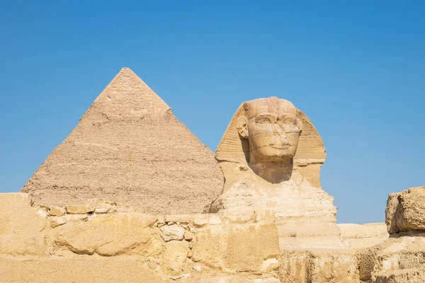 Gros Plan Visage Grand Sphinx Avec Pyramide Arrière Plan Sur — Photo