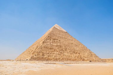 Masmavi gökyüzünün arka planındaki yüksek Chephren piramidi, Giza, Kahire, Mısır. İkinci piramit. Bulutlu bir günde Khafra Piramidi