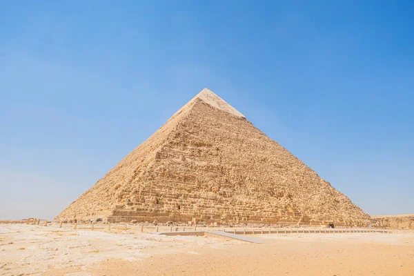 Wysoka Piramida Chephrena Tle Błękitnego Nieba Chmurami Giza Kair Egipt — Zdjęcie stockowe