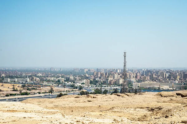 开罗的近郊 阿拉伯城市 混乱的发展 环视开罗的烟雾弥漫的贫民窟 从吉萨高原俯瞰开罗及其传统的埃及建筑 — 图库照片