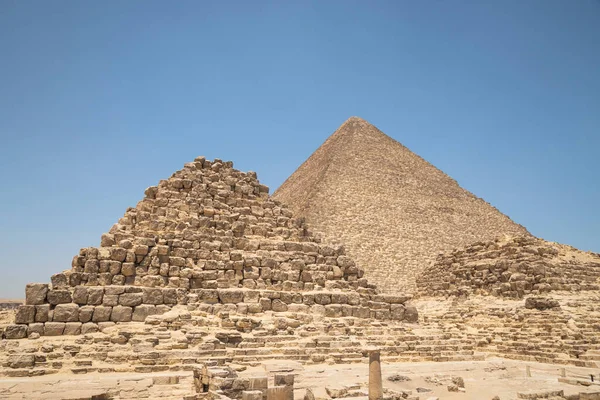 Obrázek Velké Pyramidy Gíze Káhira Egypt Popředí Jsou Malé Pyramidy — Stock fotografie