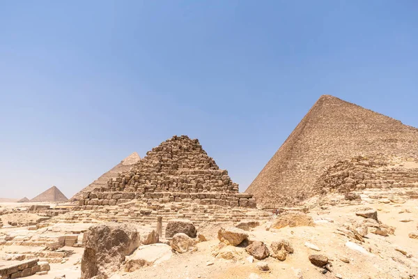 Małe Piramidy Królowej Henutsen Królowej Meritetis Wielkiej Piramidy Tle — Zdjęcie stockowe