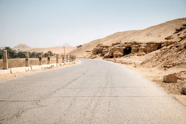 Обертальна Чорна Асфальтова Дорога Через Піщані Дюни Оазису — стокове фото