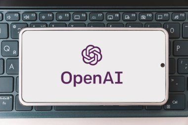 Ekranda akıllı telefon ve dizüstü bilgisayarda OpenAI logosu görülüyor. Open AI - Amerikan şirketi makine öğrenme teknolojilerinin geliştirilmesi ve ruhsatlandırılmasında görev aldı. Barnaul. Rusya 28 Mart 2023.